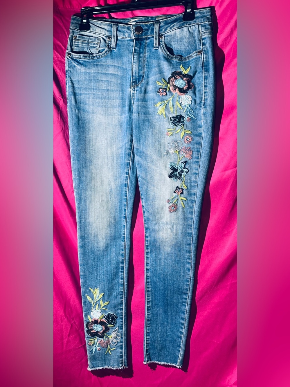 Seven7 Women’s Size 4 Skinny Jeans with Floral Embroidery